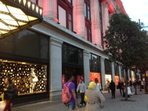 London Updates: dai musei ai grandi magazzini, impazza la Kusama fever. I pois dell’ottuagenaria giapponese vanno in vetrina anche da Selfridges