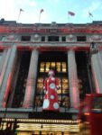 Yayoi Kusama da Selfridges 4 London Updates: dai musei ai grandi magazzini, impazza la Kusama fever. I pois dell’ottuagenaria giapponese vanno in vetrina anche da Selfridges