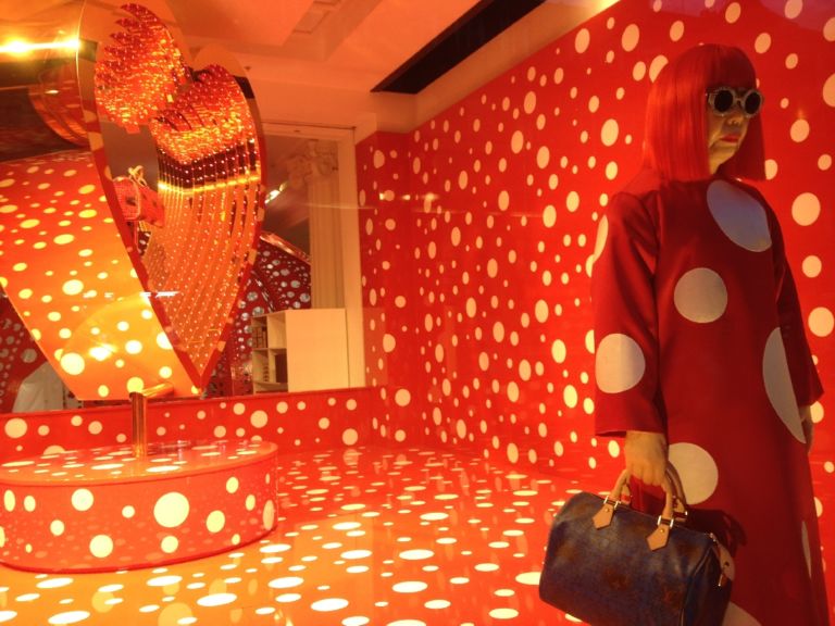 Yayoi Kusama da Selfridges 6 London Updates: dai musei ai grandi magazzini, impazza la Kusama fever. I pois dell’ottuagenaria giapponese vanno in vetrina anche da Selfridges