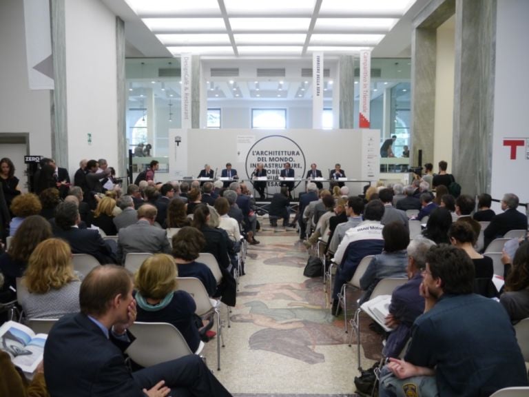 architettura del mondo presentazione A.A.A. istituzioni cercasi! Formigoni e Pisapia snobbano De Magistris: e dire che in Triennale, alla mostra sulle infrastrutture, avrebbero avuto di che imparare…