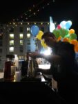 cocktail bar sotto il dito Maurizio Cattelan regala a Milano il suo dito medio, ovvero il suo L.O.V.E.. Si balla in Piazza Affari con Manolo e la sua orchestra: foto e video del party più kitsch dell’anno
