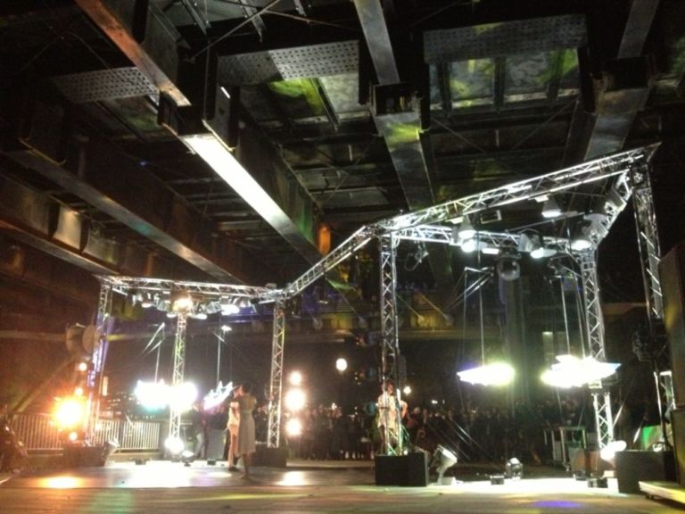 image0014 Un’installazione interattiva che illumina Hungerford Bridge a Southbank, Londra. Ecco come rimodulare lo spazio, affidandosi al gioco tra la luce e il gesto