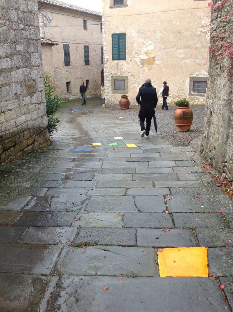 image0211 Pascale Marthine Tayou e il sentiero di pietre variopinte. Nuova installazione per il Castello di Ama. Arte e paesaggio in casa Pallanti, tre le colline di Siena
