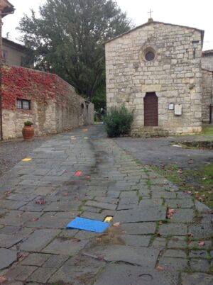 Pascale Marthine Tayou e il sentiero di pietre variopinte. Nuova installazione per il  Castello di Ama. Arte e paesaggio in casa Pallanti, tre le colline di Siena