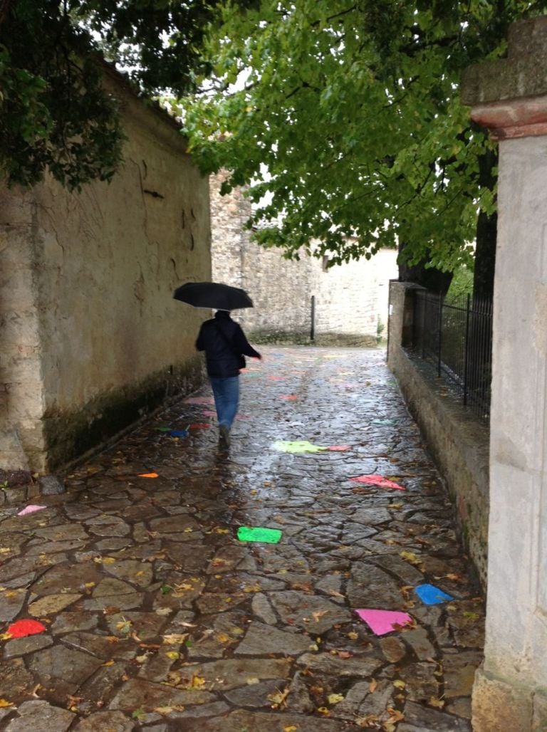 image0231 Pascale Marthine Tayou e il sentiero di pietre variopinte. Nuova installazione per il Castello di Ama. Arte e paesaggio in casa Pallanti, tre le colline di Siena