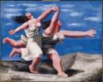 06 Deux femmes courant sur la plage Picasso a Milano. Mentre a Parigi si restaura