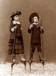 1. Bambini sui trampoli 1890 ca. Archivi Alinari archivio Alinari Firenze Nel castello delle fotografie incrociate