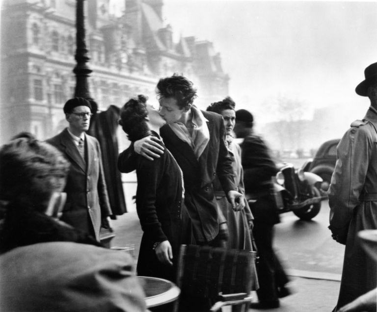 1 Il Bacio dellHotel de Ville 1950 © atelier Robert Doisneau Robert Doisneau e la Parigi che cambia