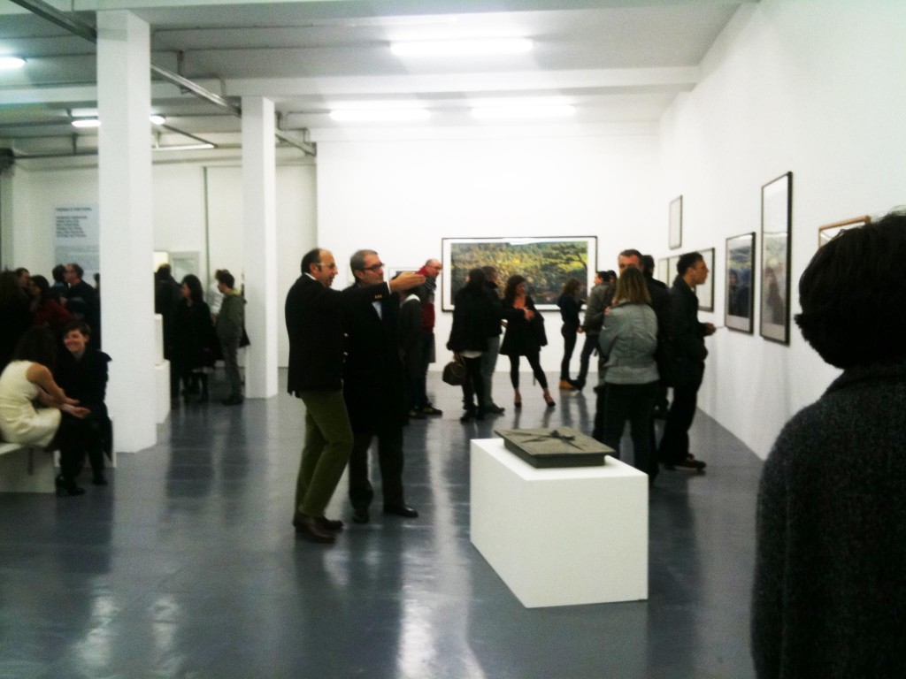 Fra arte e architettura, fra Vienna e Milano: tante foto dal debutto del nuovo spazio del gallerista Giovanni Bonelli nel quartiere Isola. In tempo di crisi le sinergie trovano nuovi campi d’azione…