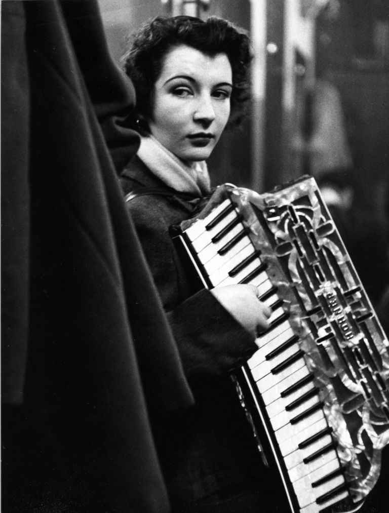 2 La ballata di Pierrette dOrient 1953 copyright © atelier Robert Doisneau Robert Doisneau e la Parigi che cambia