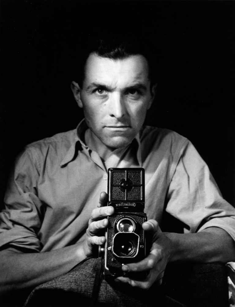 5 Autoportrait au Rolleiflex 1947 copyright Â© atelier Robert Doisneau Robert Doisneau e la Parigi che cambia