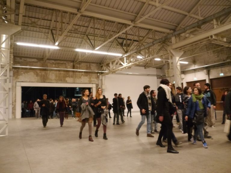 After show Elettronica che infiamma: Carsten Nicolai alza un muro sonoro per la performance che accompagna il suo Unidisplay; assaggio video e fotogallery da un Hangar Bicocca mai così gremito