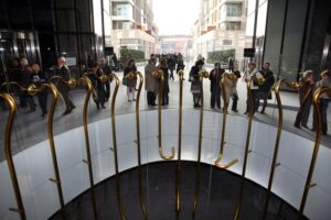 Alberto Garutti non aveva una scultura pubblica a Milano. Adesso ce l’ha. Foto e video della nuova opera sotto il grattacielo più alto d’Italia, a Porta Nuova