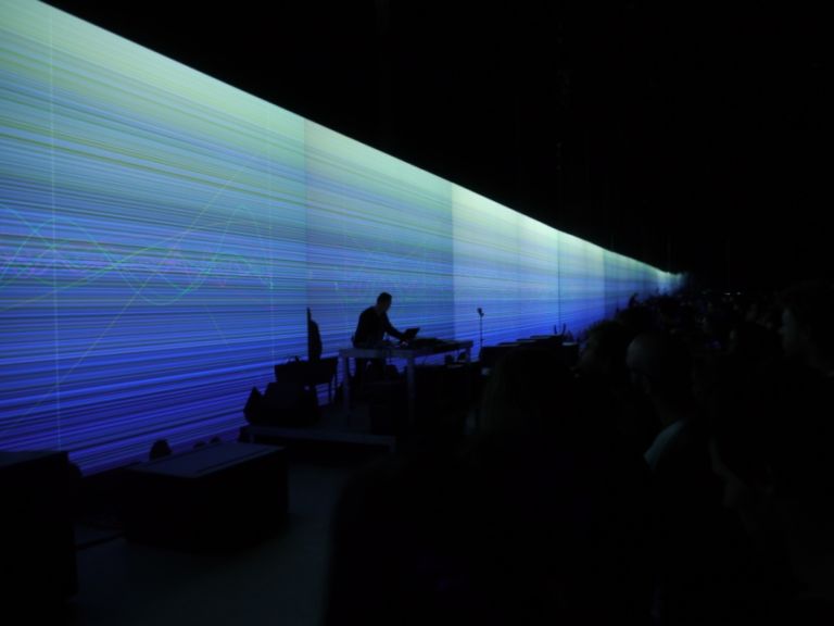 Alva Noto live @ Hangar Bicocca 2 Elettronica che infiamma: Carsten Nicolai alza un muro sonoro per la performance che accompagna il suo Unidisplay; assaggio video e fotogallery da un Hangar Bicocca mai così gremito