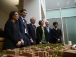 Amministratori committenti archittetti e modellino Linee morbide e un dedalo di parchi urbani a servizio della città. Milano scopre il progetto del nuovo Campus Bocconi disegnato dal duo giapponese Sanaa: il cantiere, nell’area dell’ex Centrale del Latte, parte a gennaio