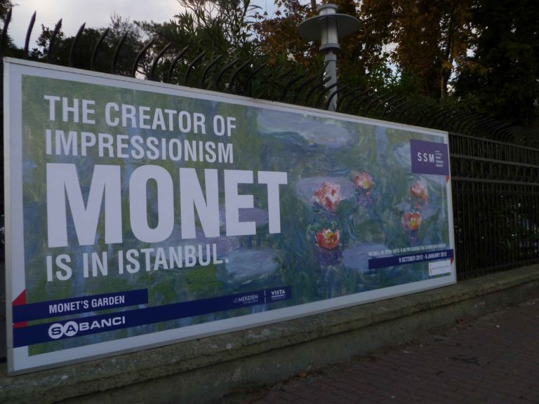 Campagna pubblicitaria della mostra Monets Garden Se anche Istanbul fa mostra “alla Goldin”