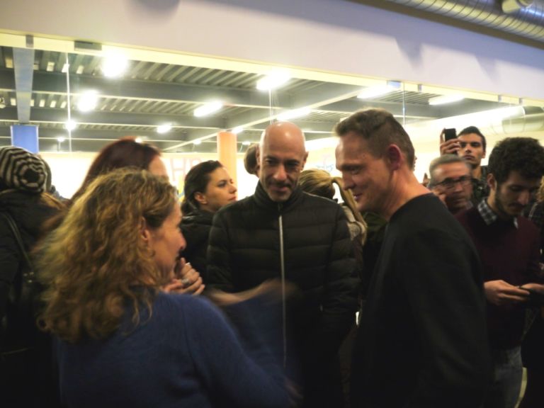 Carsten Nicolai con Alessio Bertallot Elettronica che infiamma: Carsten Nicolai alza un muro sonoro per la performance che accompagna il suo Unidisplay; assaggio video e fotogallery da un Hangar Bicocca mai così gremito