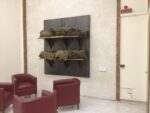 Collezione Ministro degli Affari Esteri Jannis Kounellis Lo sapete che il Ministero degli Esteri è anche un centro d’arte contemporanea? Ecco le foto delle opere della Farnesina. Quelle visibili al pubblico e quelle no