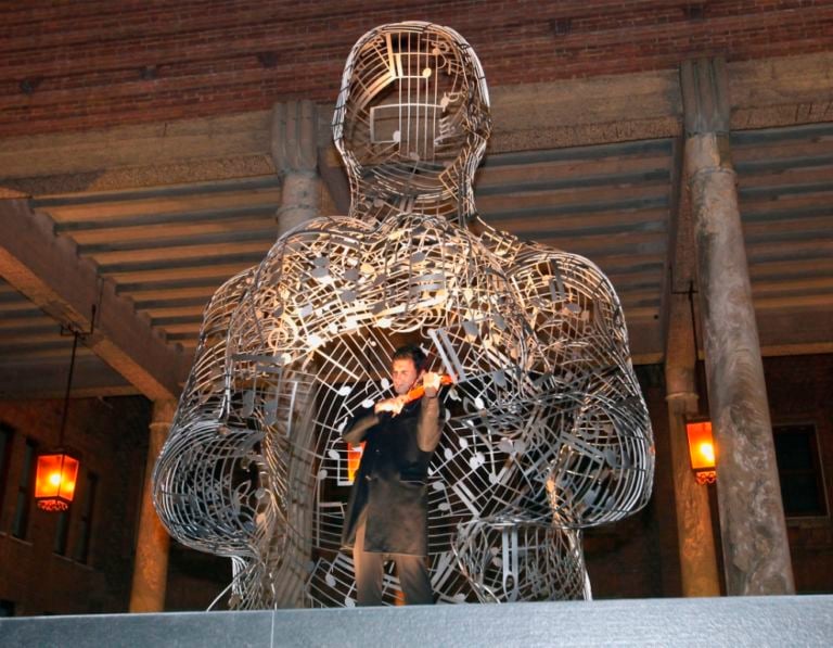 Concerto a Cremona Verso il Museo del Violino, Cremona svela L’anima della musica secondo Jaume Plensa. Quattro metri di altezza per la scultura del catalano: che replica all’ombra del Torrazzo il celebre Nomade di Antibes