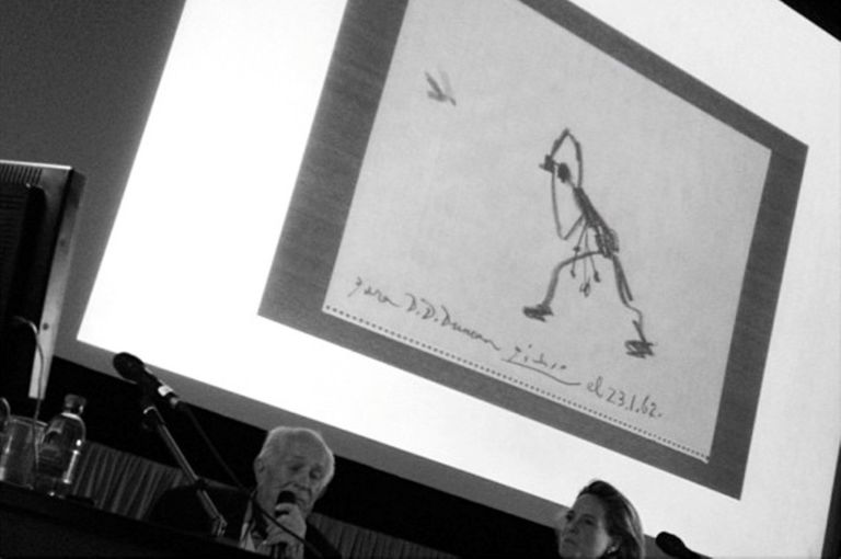 Duncan con il disegno donatogli da Picasso per il compleanno nel 1962 Videosorveglianza ? Non serve, noi teniamo gli occhi aperti. Eppoi non abbiamo i soldi. Così il Musée d’Art et d’Histoire di Ginevra accoglie Picasso