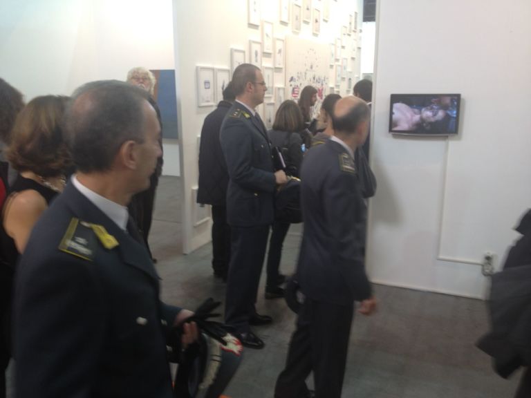 Finanza a Artissima 2012 1 Torino Updates: non bastano i raid in galleria. Ora la Guardia di Finanza arriva anche in fiera, ad Artissima tre agenti si aggirano con occhio controllore tra stand e corridoi