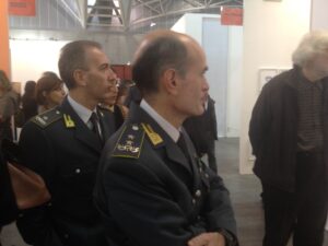 Torino Updates: non bastano i raid in galleria. Ora la Guardia di Finanza arriva anche in fiera, ad Artissima tre agenti si aggirano con occhio controllore tra stand e corridoi