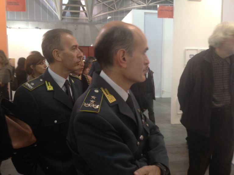 Finanza a Artissima 2012 2 Torino Updates: non bastano i raid in galleria. Ora la Guardia di Finanza arriva anche in fiera, ad Artissima tre agenti si aggirano con occhio controllore tra stand e corridoi