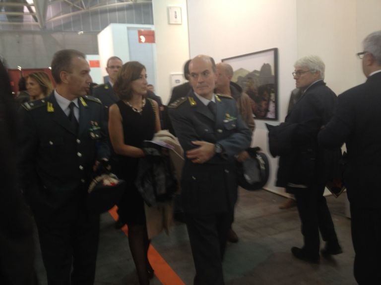 Finanza a Artissima 2012 3 Torino Updates: non bastano i raid in galleria. Ora la Guardia di Finanza arriva anche in fiera, ad Artissima tre agenti si aggirano con occhio controllore tra stand e corridoi