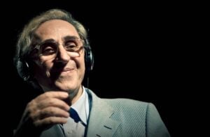 La Sicilia nomina assessore alla cultura (anzi al turismo) un musicista classe ’45, che non ha voglia di fare l’assessore (né di fare politica). Buon lavoro Franco Battiato