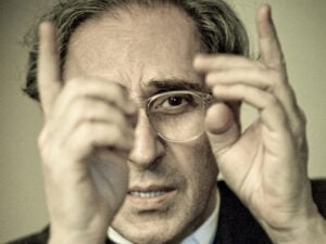 Bomba in Sicilia: Crocetta licenzia Zichichi e Battiato. L’uno farnetica di raggi cosmici, l’altro offende le Istituzioni. E il cantautore cadde sulle “troie in parlamento”