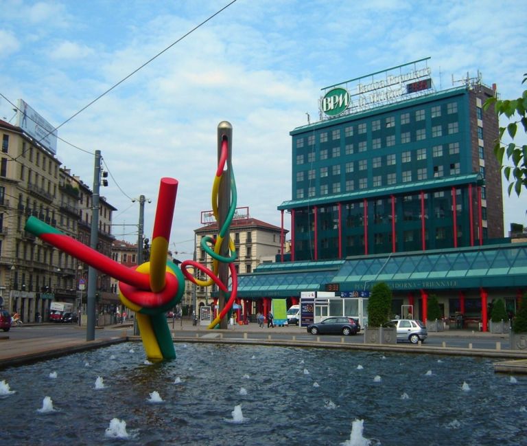 Gae Aulenti e Claes Oldenburg Piazza Cadorna Milano Morta a Milano Gae Aulenti. Designer, docente, architetto simbolo a partire dagli Anni Ottanta (con Palazzo Grassi e la Gare d'Orsay). Ecco tutti i progetti