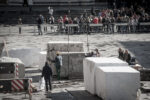 Installazione opera Paladino per Florens 2012 1 Florens Updates: mentre fervono i preparativi per la dieci giorni fiorentina, in Piazza Santa Croce prende forma l’installazione di Mimmo Paladino. Foto e video in anteprima