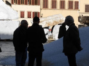Florens Updates: mentre fervono i preparativi per la dieci giorni fiorentina, in Piazza Santa Croce prende forma l’installazione di Mimmo Paladino. Foto e video in anteprima
