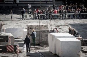 Florens Updates: la zampata del leone. Incanta la megainstallazione di Paladino a Santa Croce, ecco il “film” con la storia dell’opera fin dal backstage