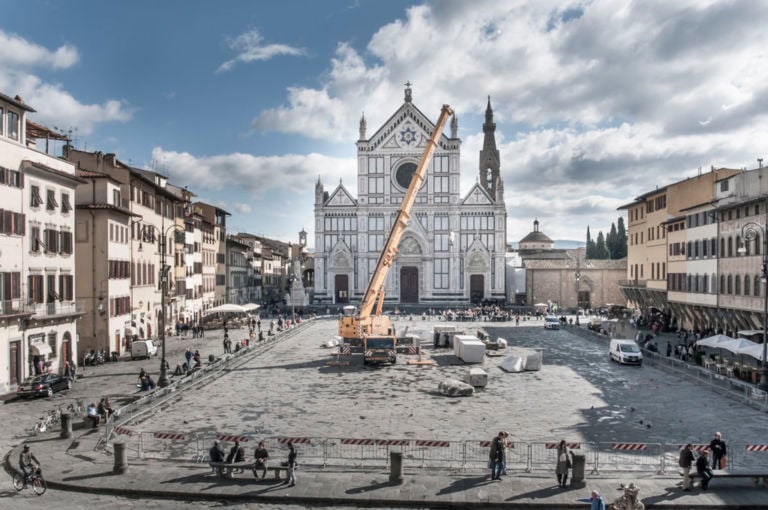 Installazione opera Paladino per Florens 2012 2 Florens Updates: mentre fervono i preparativi per la dieci giorni fiorentina, in Piazza Santa Croce prende forma l’installazione di Mimmo Paladino. Foto e video in anteprima