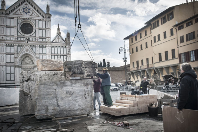 Installazione opera Paladino per Florens 2012 3 Florens Updates: mentre fervono i preparativi per la dieci giorni fiorentina, in Piazza Santa Croce prende forma l’installazione di Mimmo Paladino. Foto e video in anteprima