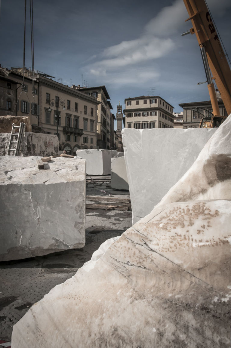 Installazione opera Paladino per Florens 2012 6 Florens Updates: mentre fervono i preparativi per la dieci giorni fiorentina, in Piazza Santa Croce prende forma l’installazione di Mimmo Paladino. Foto e video in anteprima