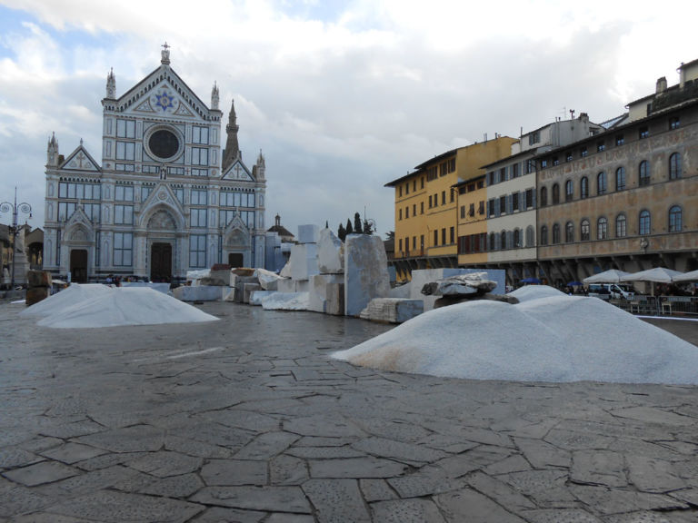 Installazione opera Paladino per Florens 2012 7 Florens Updates: mentre fervono i preparativi per la dieci giorni fiorentina, in Piazza Santa Croce prende forma l’installazione di Mimmo Paladino. Foto e video in anteprima