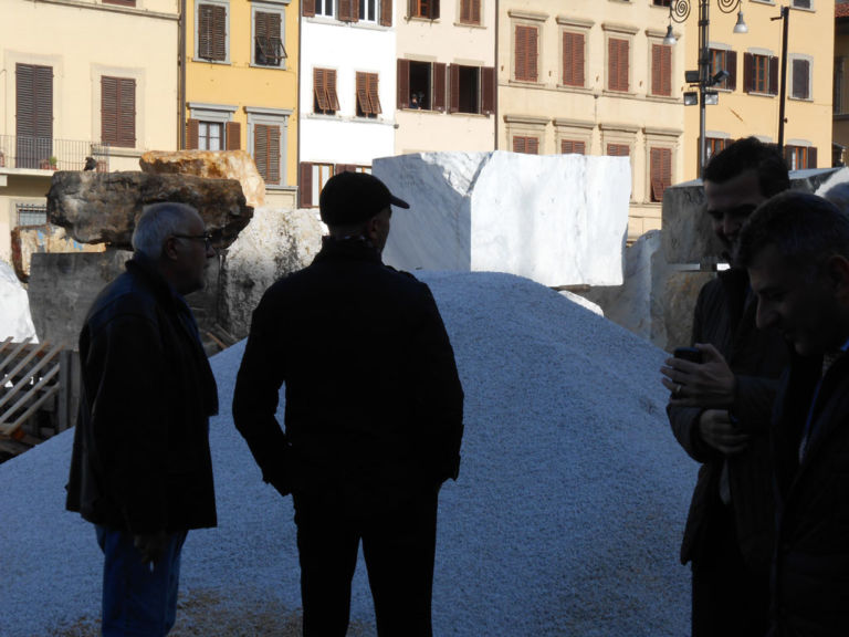 Installazione opera Paladino per Florens 2012 9 Florens Updates: mentre fervono i preparativi per la dieci giorni fiorentina, in Piazza Santa Croce prende forma l’installazione di Mimmo Paladino. Foto e video in anteprima