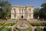 La facciata del Bhau Daji Lad Museum Arte in via di sviluppo: parte dall’India l’indagine del gruppo Zegna sulle nuove piazze del contemporaneo. Con la commissione per un’opera pubblica a Reena Kallat, una residenza d’artista al Macro e l’intenso programma di ZegnArt Public