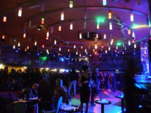 Torino Updates: festa mesta per Artissima, in fila al bar del Dancing Lutrario. Mentre The Others, tra un dj set e una birra, fa il pieno di visitatori