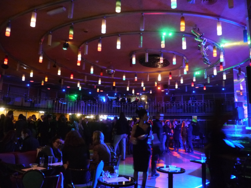 Torino Updates: festa mesta per Artissima, in fila al bar del Dancing Lutrario. Mentre The Others, tra un dj set e una birra, fa il pieno di visitatori