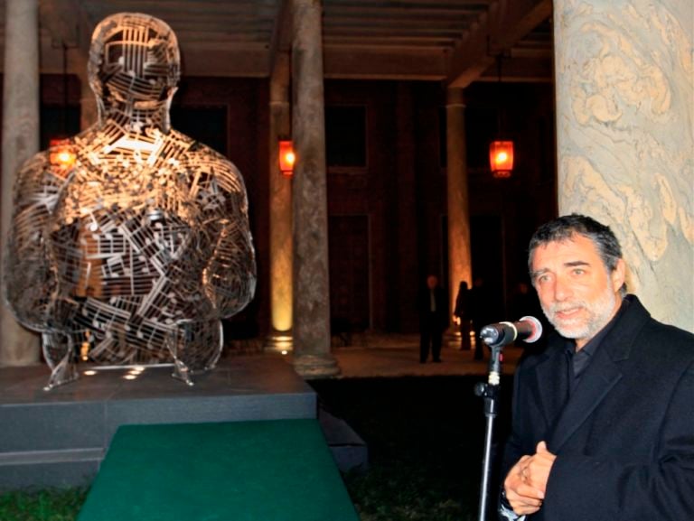 Lintervento dellartista Verso il Museo del Violino, Cremona svela L’anima della musica secondo Jaume Plensa. Quattro metri di altezza per la scultura del catalano: che replica all’ombra del Torrazzo il celebre Nomade di Antibes