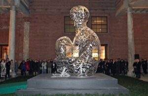 Verso il Museo del Violino, Cremona svela L’anima della musica secondo Jaume Plensa. Quattro metri di altezza per la scultura del catalano: che replica all’ombra del Torrazzo il celebre Nomade di Antibes