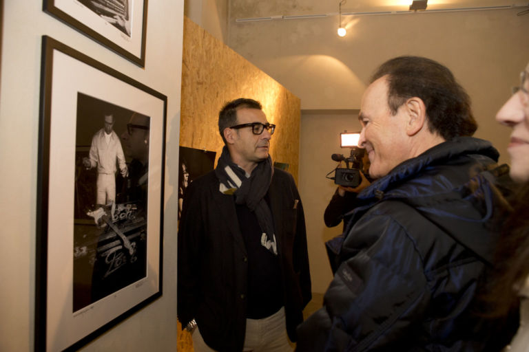 Luca Beatrice e Dodi Battaglia foto Rocco Casaluci Una chitarra da Museo. Bologna celebra i 50 anni della Fender in Italia, ospiti i Pooh, gli Skiantos, gli Stadio. Ecco chiccera alla preview della mostra