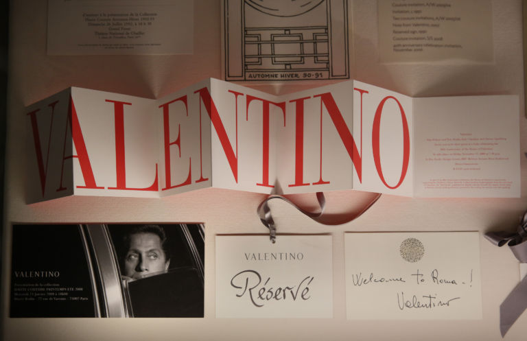 Memorabilia Valentino Master of Couture foto Peter Macdiarmid In anteprima tutte le foto di un Valentino maestro di stile alla Somerset House di Londra. Cinque anni dopo l'Ara Pacis di Roma, passerella britannica per lo stilista Garavani