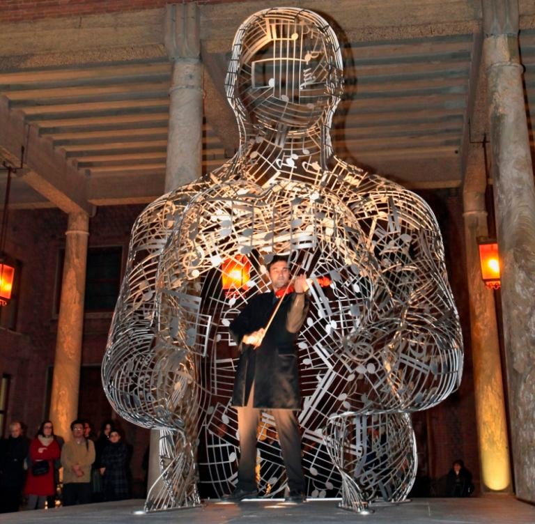 Musica sotto la statua Verso il Museo del Violino, Cremona svela L’anima della musica secondo Jaume Plensa. Quattro metri di altezza per la scultura del catalano: che replica all’ombra del Torrazzo il celebre Nomade di Antibes