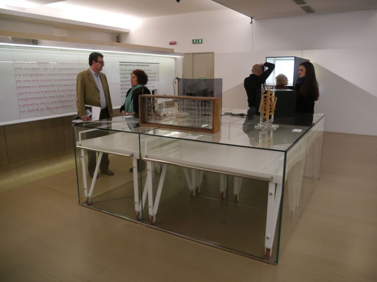 Olivetti installation view Inutile provare ad ampliare gli spazi del Museo del 900. Libeskind ci prova, ma Claudia Gian Ferrari purtroppo ci rimette. Flop a Milano