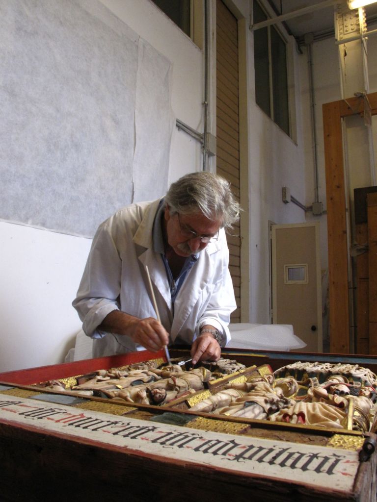 Operazione di pulitura sul Trittico con storie della Passione Un Cantiere del Novecento a Milano, un capolavoro del ‘400 a Napoli. Intesa Sanpaolo mecenate a tutto campo: ecco le immagini del restauro del Trittico con le Storie della Passione di Capodimonte