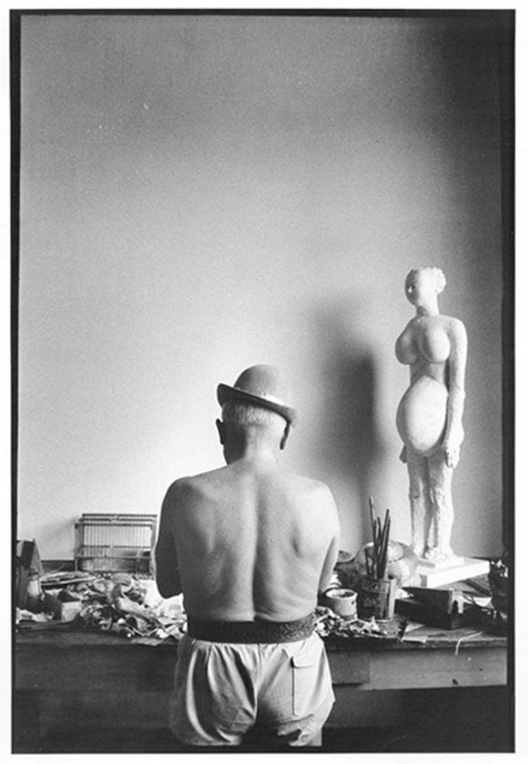 Pablo Picasso de dos avec le plâtre de La femme enceinte 1950 © David Douglas Duncan 2012 Videosorveglianza ? Non serve, noi teniamo gli occhi aperti. Eppoi non abbiamo i soldi. Così il Musée d’Art et d’Histoire di Ginevra accoglie Picasso